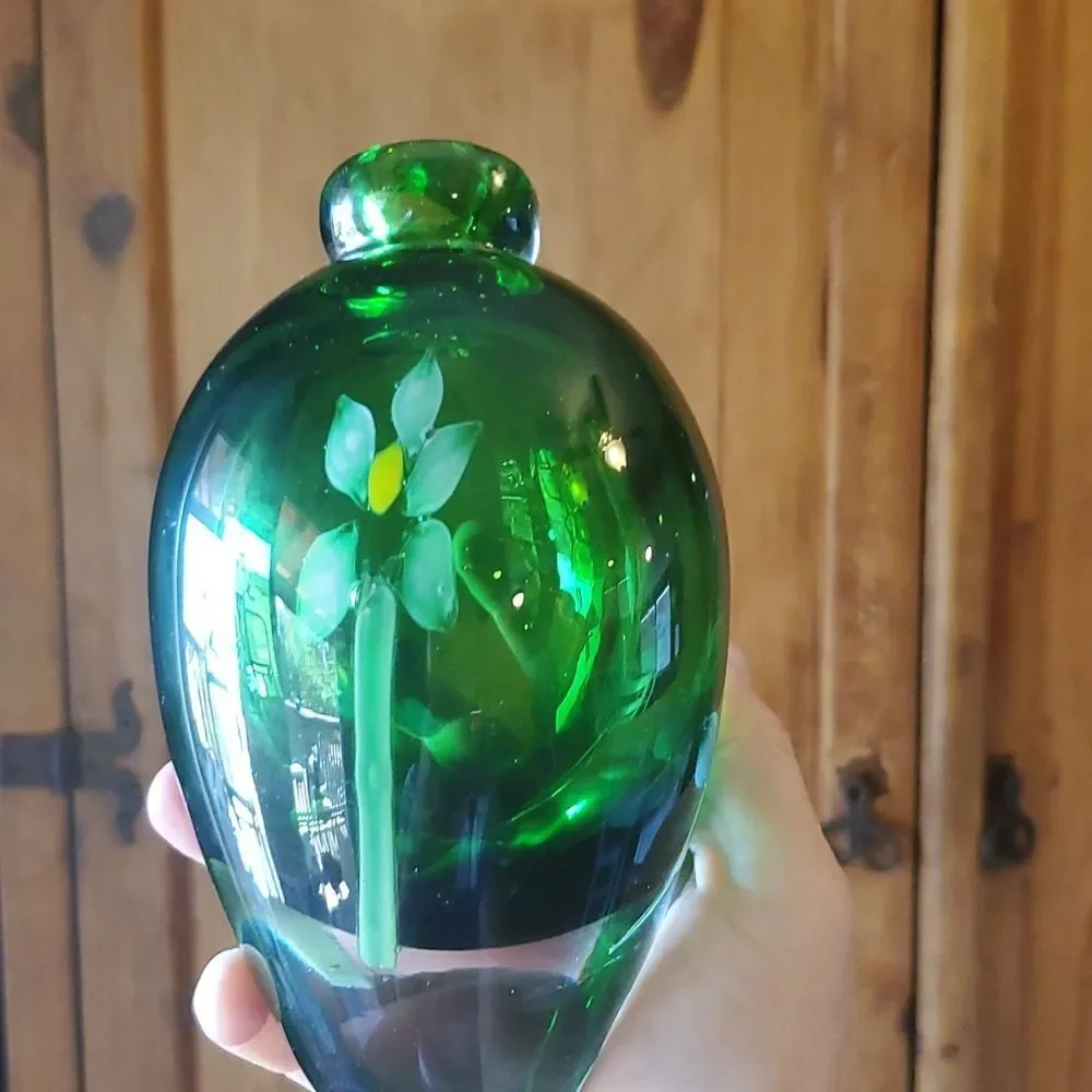 Gorgeous Designs Green Glass Vase – Leaf Motif – 6
